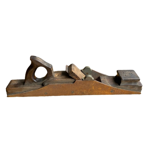 69 - A LARGE LATE 19TH/EARLY 20TH CENTURY JOINTER PLANE TOOL FOR WOODWORKING.
(length 55.5cm x w 8cm)