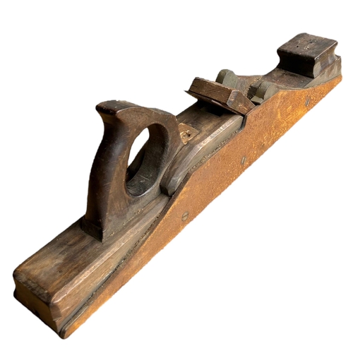 69 - A LARGE LATE 19TH/EARLY 20TH CENTURY JOINTER PLANE TOOL FOR WOODWORKING.
(length 55.5cm x w 8cm)