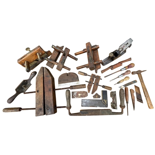 70 - A COLLECTION OF WOODWORKING TOOL TO INCLUDE THREE GROOVING PLANES, STANLEY COMPASS PLANE, CABINET SH... 