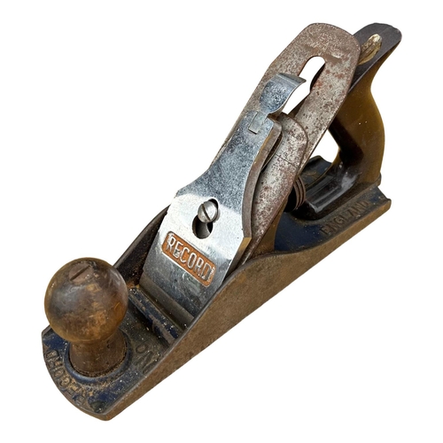 71 - A COLLECTION OF WOODWORKING ITEMS TO INCLUDE BRASS AND WOODEN SHOULDER PLANE, RECORD NO. 4 SMOOTHING... 