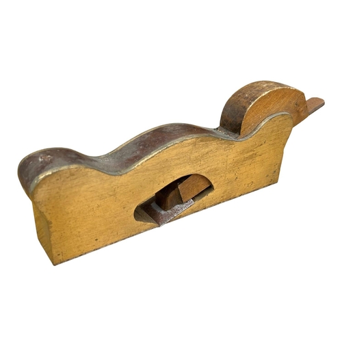 71 - A COLLECTION OF WOODWORKING ITEMS TO INCLUDE BRASS AND WOODEN SHOULDER PLANE, RECORD NO. 4 SMOOTHING... 