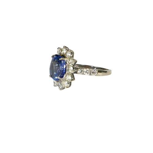 35 - AN 18CT WHITE GOLD, ROUND CUSHION CUT SAPPHIRE AND ROUND BRILLIANT CUT DIAMOND CLUSTER RING, flanked... 