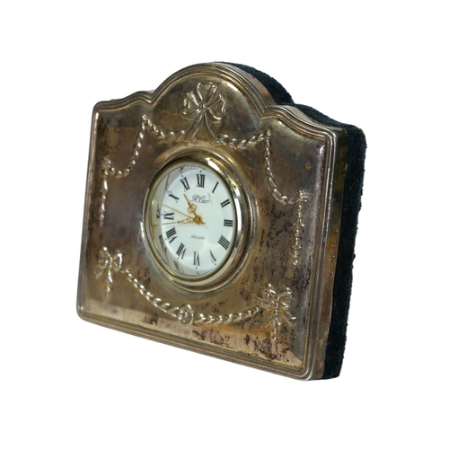 38 - CARR'S OF SHEFFIELD LTD, A SILVER FRAMED DESK CLOCK, HALLMARKED SHEFFIELD, 2002.
(8.5cm x 7.7cm, gro... 