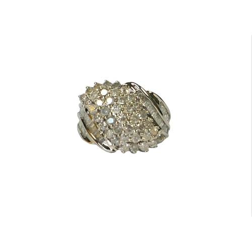 39 - A DIAMOND CLUSTER RING.  
(Approx Diamonds 2.04ct.)