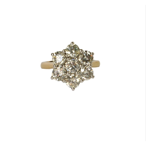 41 - AN 18CT WHITE AND YELLOW GOLD, DIAMOND SEVEN STONE DAISY STYLE CLUSTER RING,
with WGI Certificate.
(... 