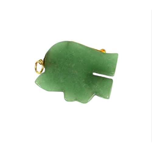 46 - AN ORIENTAL JADE AND GOLD STYLISED ELEPHANT PENDANT. 
(h 4.5cm x w 3.4cm, gross weight 14.1g)