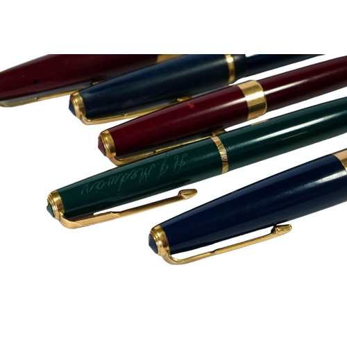 6A - TWO 14CT GOLD HOODED BEAK NIB PARKER 17 SUPER FOUNTAIN PENS IN BLUE & RED. TOGETHER WITH 14CT GOLD H... 