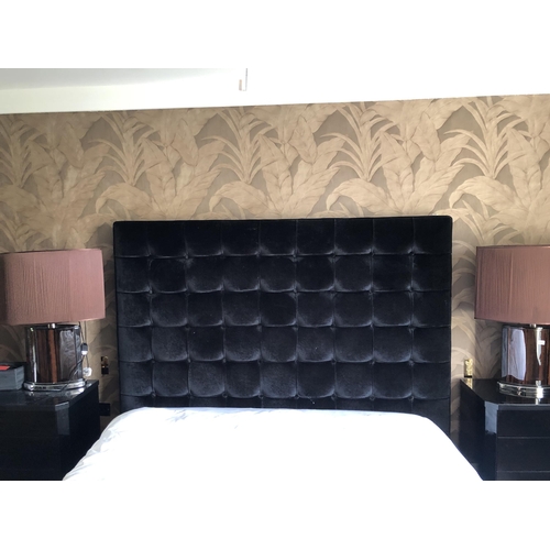 510 - A BLACK VELVET BUTTON UPHOLSTERED DOUBLE BEDSTEAD.
(w 195cm x h 166cm)

Condition: good, some light ... 