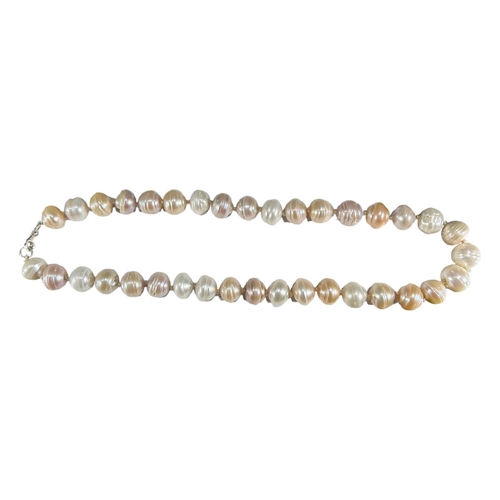 16A - A LARGE STRING OF RINGED PEARLS, HAVING STERLING SILVER CLASP.
(length 50cm x diameter 15mm)