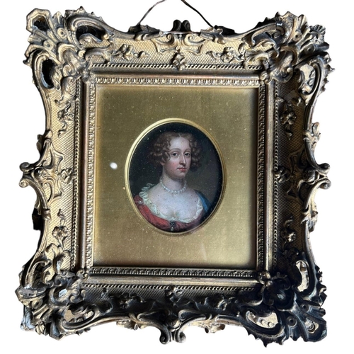 202 - A 17TH/18TH CENTURY OVAL PORTRAIT MINIATURE OIL ON COPPER of an elegant lady wearing a pearl necklac... 