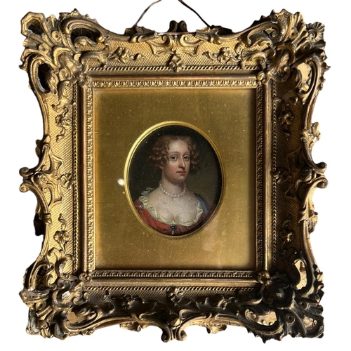 202 - A 17TH/18TH CENTURY OVAL PORTRAIT MINIATURE OIL ON COPPER of an elegant lady wearing a pearl necklac... 