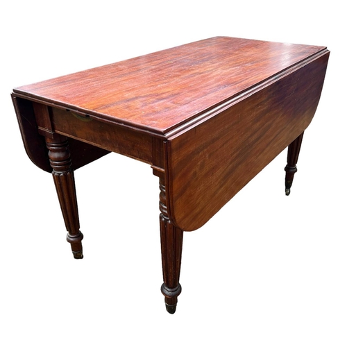 161 - AN EARLY 19TH CENTURY MAHOGANY DROP LEAF EXTENDING DINING TABLE 
Raised on four reeded legs.
(h 74cm... 