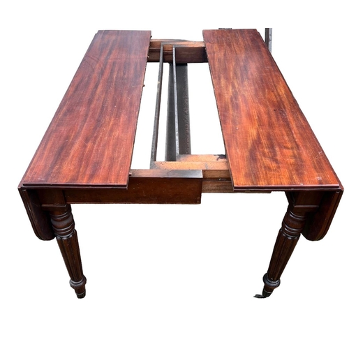 161 - AN EARLY 19TH CENTURY MAHOGANY DROP LEAF EXTENDING DINING TABLE 
Raised on four reeded legs.
(h 74cm... 