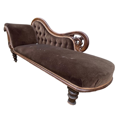 166 - A 19TH CENTURY VICTORIAN CARVED WALNUT DAYBED
Scrolling back and arm, raised on turned legs.
(h 90cm... 