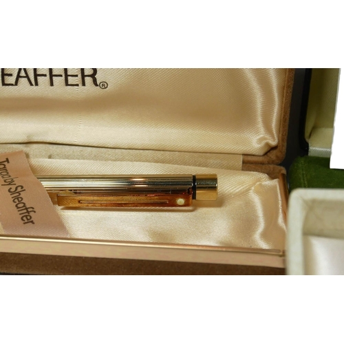 22B - PARKER DUOFOLD, FOUNTAIN PEN HAVING 14CT GOLD NIB, TOGETHER WITH A COLLECTION OF SHEAFFER & PARKER P... 