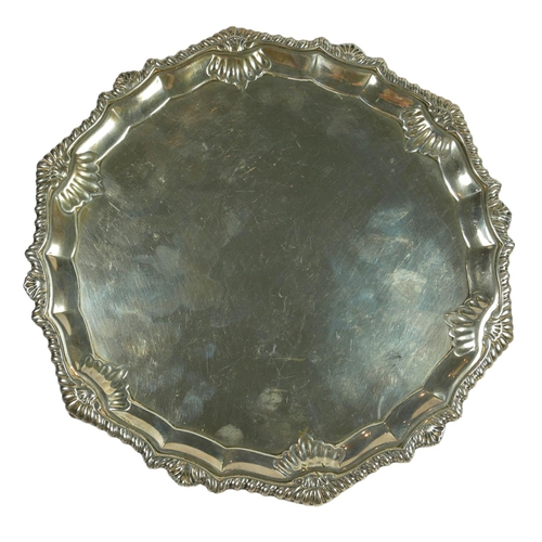 25B - HAWKSWORTH, EYRE & CO. LTD, A LATE VICTORIAN/EARLY EDWARDIAN SILVER CIRCULAR SALVER, HALLMARKED LOND... 