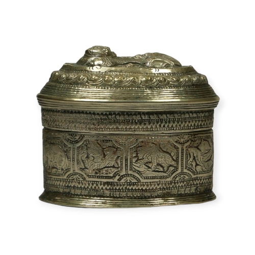 113 - A LATE 19TH/EARLY 20TH CENTURY BURMESE SILVER BETEL OVAL LIME BOX
Having chased chin the (lion) amon... 