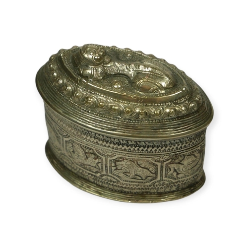 113 - A LATE 19TH/EARLY 20TH CENTURY BURMESE SILVER BETEL OVAL LIME BOX
Having chased chin the (lion) amon... 