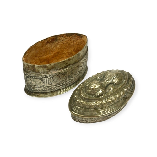 113 - A LATE 19TH/EARLY 20TH CENTURY BURMESE SILVER BETEL OVAL LIME BOX
Having chased chin the (lion) amon... 