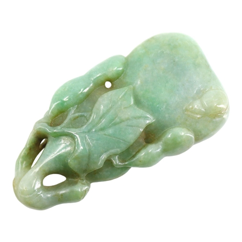 126 - A CHINESE MOTTLED GREEN JADEITE DOUBLE-GOURD PENDANT
The pendant is carved in openwork depicting thr... 