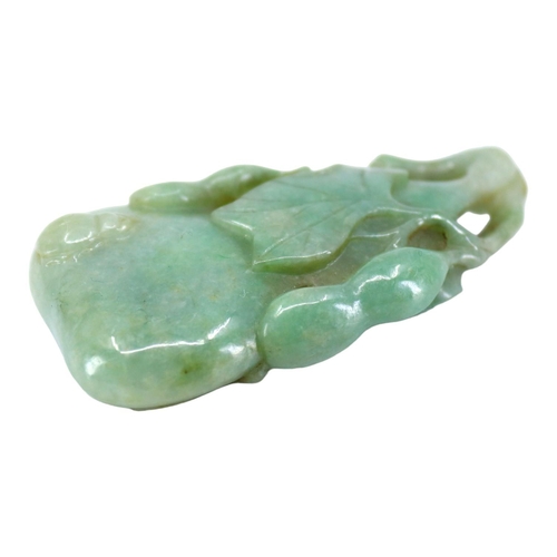 126 - A CHINESE MOTTLED GREEN JADEITE DOUBLE-GOURD PENDANT
The pendant is carved in openwork depicting thr... 