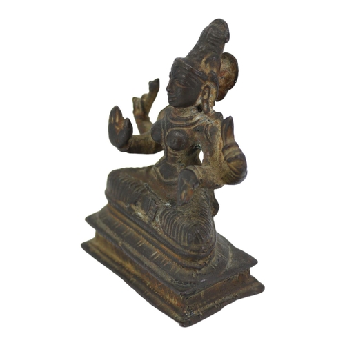 141 - AN UNUSUAL 17TH CENTURY, POSSIBLY EARLIER, SOUTH INDIAN COPPER ALLOY FIGURE OF MOHINI OR PRAVATI IN ... 