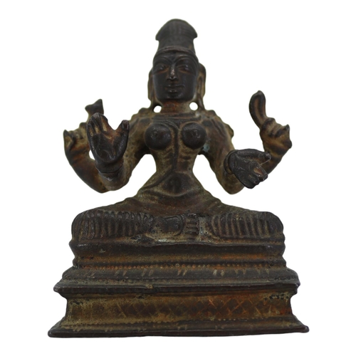 141 - AN UNUSUAL 17TH CENTURY, POSSIBLY EARLIER, SOUTH INDIAN COPPER ALLOY FIGURE OF MOHINI OR PRAVATI IN ... 