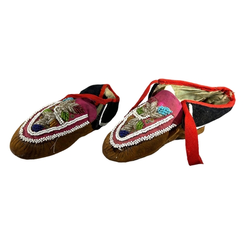 150 - A PAIR OF LATE 19TH/EARLY 20TH CENTURY NATIVE AMERICAN MOCCASINS BEADED SHOES. 
(length 22cm)