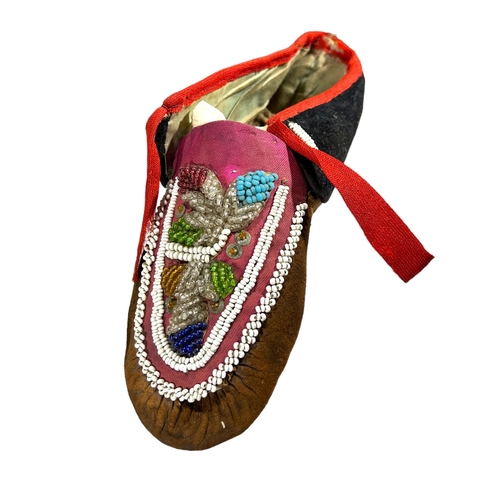 150 - A PAIR OF LATE 19TH/EARLY 20TH CENTURY NATIVE AMERICAN MOCCASINS BEADED SHOES. 
(length 22cm)