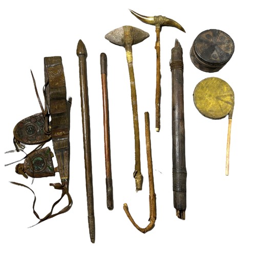 149 - COLLECTION OF 19TH CENTURY AND LATER NATIVE AMERICAN ITEMS COMPRISING WAR CLUB, RATTLE, ARROWS AND O... 