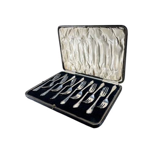 43 - FRANK COBB & CO. LTD, A CASED SET OF TWELVE SILVER CAKE FORKS, HALLMARKED SHEFFIELD 1931, TOGETHER W... 