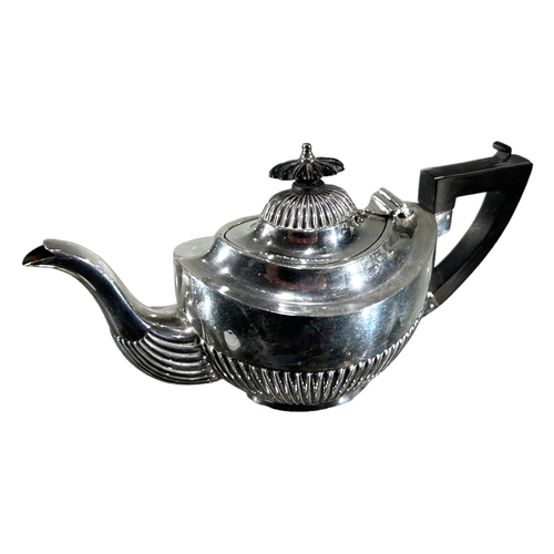 6 - WILLIAMS BIRMINGHAM LTD. AN EDWARDIAN THREE PIECE SILVER BATCHELORS TEA SET, HALLMARKED BIRMINGHAM 1... 