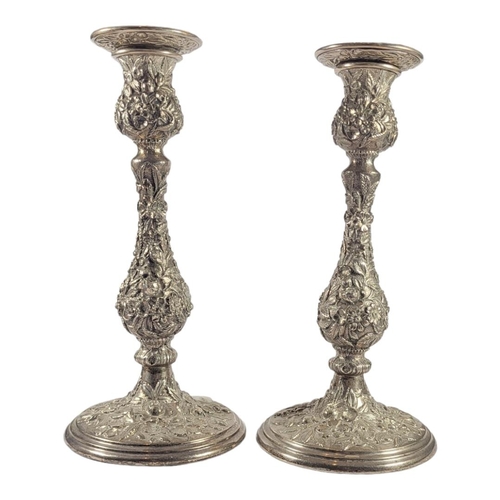 29A - S. KIRK & SON INC., A PAIR OF LATE 19TH/EARLY 20TH CENTURY AMERICAN STERLING SILVER CANDLESTICKS
Hav... 