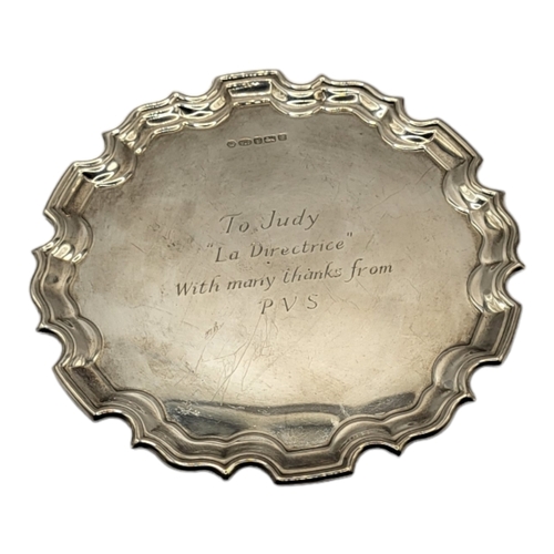 5 - CARR'S OF SHEFFIELD LTD, A SILVER CIRCULAR CARD TRAY, HALLMARKED SHEFFIELD, 2007
Having Chippendale ... 