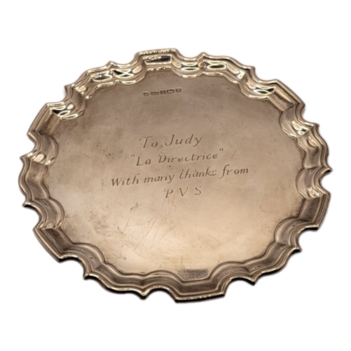 5 - CARR'S OF SHEFFIELD LTD, A SILVER CIRCULAR CARD TRAY, HALLMARKED SHEFFIELD, 2007
Having Chippendale ... 