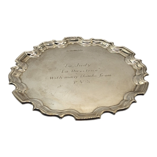 5 - CARR'S OF SHEFFIELD LTD, A SILVER CIRCULAR CARD TRAY, HALLMARKED SHEFFIELD, 2007
Having Chippendale ... 