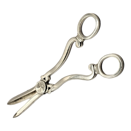 6 - WILLIAM HUTTON & SONS LTD, CASED PAIR OF EDWARDIAN SILVER GRAPE SCISSORS, HALLMARKED LONDON 1909. 
(... 