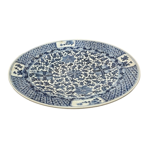 77 - LARGE AND IMPRESSIVE 18TH CENTURY CHINESE BLUE AND WHITE CHARGER, BEARING SIX CHARACTER KANGXI MARK ... 