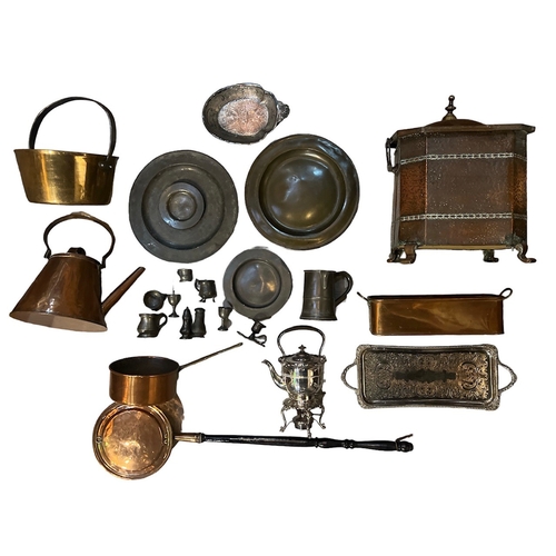 73A - A COLLECTION OF 18TH/19TH CENTURY BRASS, COPPER AND PEWTER ITEMS
To include charges pepper pot, coal... 