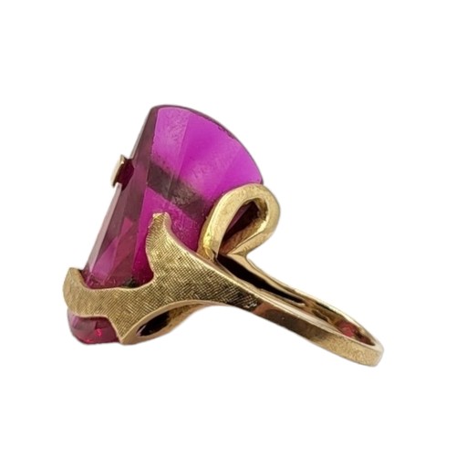 36 - A DESIGNER STYLE 10CT YELLOW GOLD AND RUBY RING
Rectangular prism cut ruby.
(approx. 23mm x 14mm, UK... 