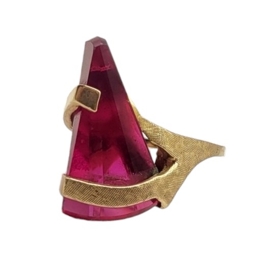 36 - A DESIGNER STYLE 10CT YELLOW GOLD AND RUBY RING
Rectangular prism cut ruby.
(approx. 23mm x 14mm, UK... 