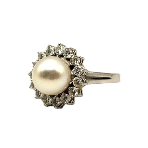 42 - AN 18CT WHITE GOLD, PEARL AND DIAMOND CLUSTER RING
Central pearl (approx. 9mm) surrounded by fifteen... 