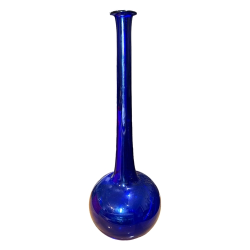 52B - AN EXTREMELY LARGE VINTAGE COBALT BLUE GLASS VASE.
(h 71cm)