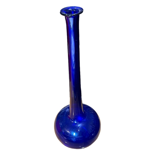 52B - AN EXTREMELY LARGE VINTAGE COBALT BLUE GLASS VASE.
(h 71cm)