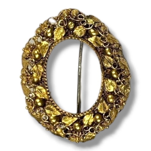 28A - A LATE VICTORIAN/EARLY EDWARDIAN YELLOW METAL ETRUSCAN STYLE BROOCH, YELLOW METAL TESTED AS 22CT GOL... 