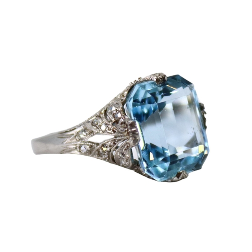 45 - AN ART DECO WHITE METAL, AQUAMARINE AND DIAMOND RING, WHITE METAL TESTED AS PLATINUM
The central eme... 