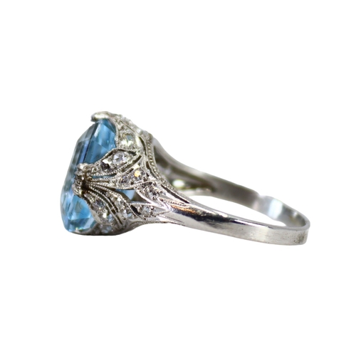 45 - AN ART DECO WHITE METAL, AQUAMARINE AND DIAMOND RING, WHITE METAL TESTED AS PLATINUM
The central eme... 