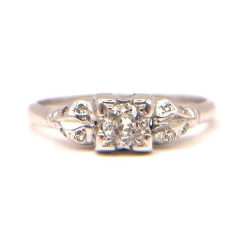 19 - A VINTAGE DIAMOND AND WHITE METAL RING (WHITE METAL TESTED AS PLATINUM)
The central brilliant round ... 