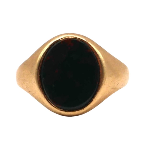 44A - A VINTAGE 9CT GOLD AND BLOODSTONE SIGNET RING
Blank oval bloodstone insert.
(approx. 12mm x 10mm, UK... 