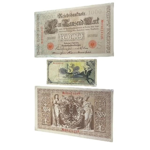 100 - A LARGE COLLECTION OF INTERNATIONAL BANKNOTES HELD IN A FOLDER
Aproximately 132 examples, to include... 